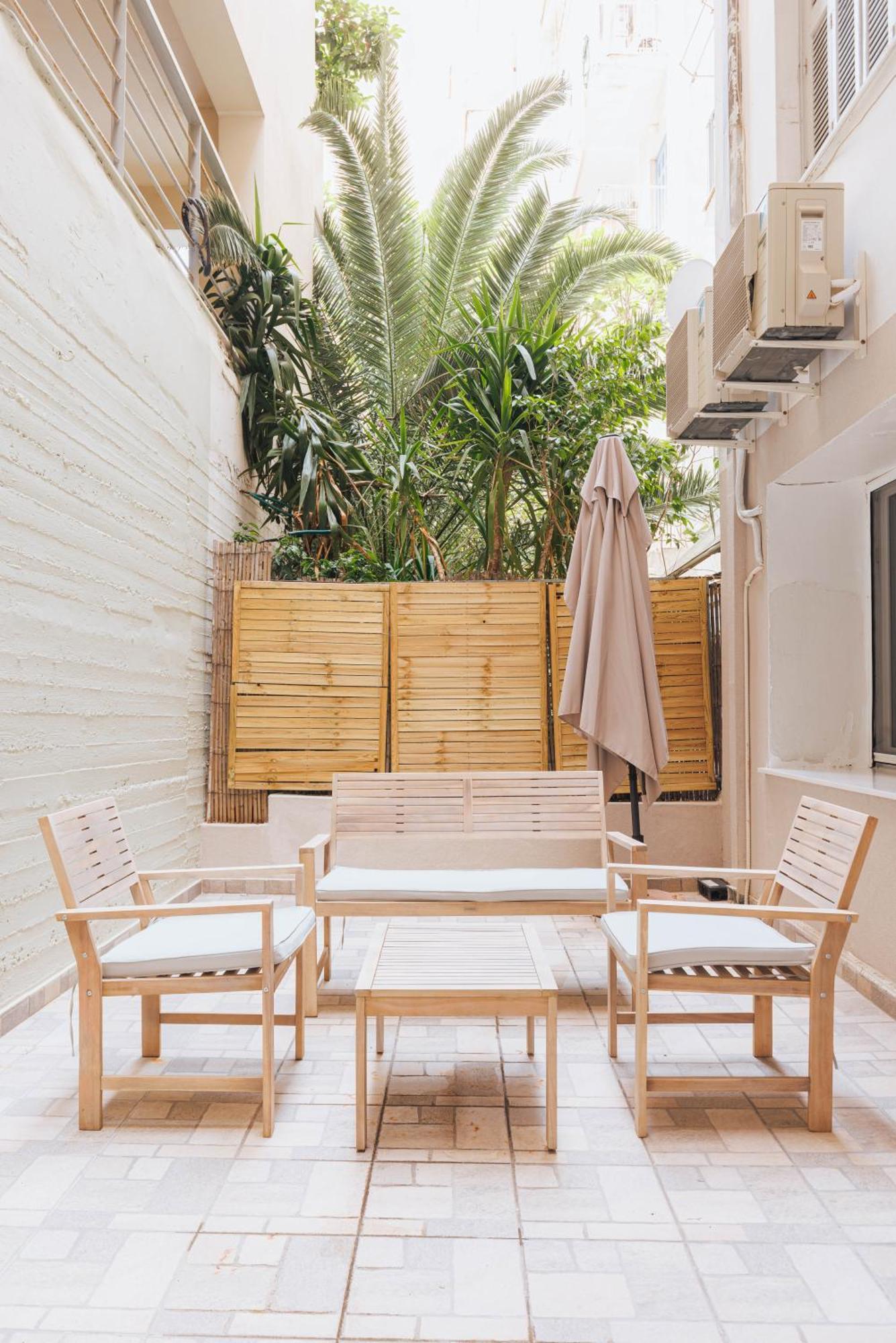 Appartamento Beautiful Underground Nest With Prv Terrace Atene Esterno foto