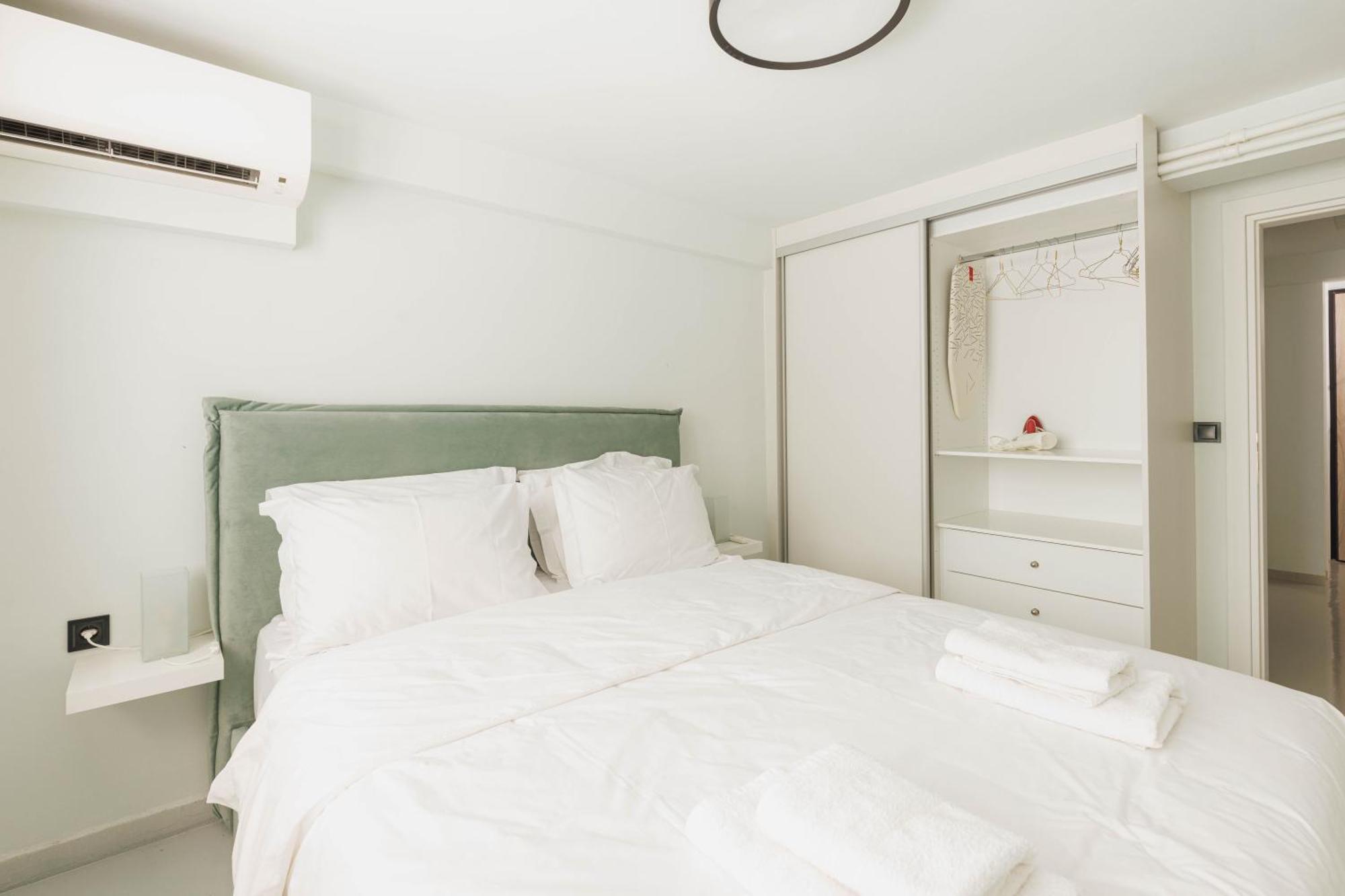 Appartamento Beautiful Underground Nest With Prv Terrace Atene Esterno foto
